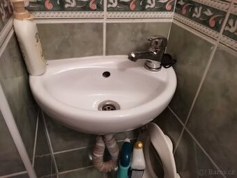 PRODÁM MALÉ UMYVADLO + vodov.baterie