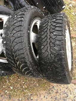 ZIMNÍ VRANÍK 195/65R15 TÉMĚŘ NOVÉ, ale píchlé