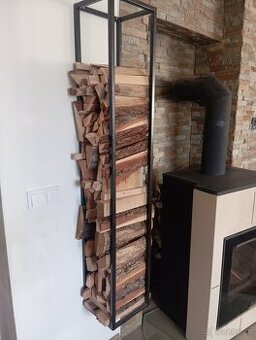 Stojan na palivové dřevo