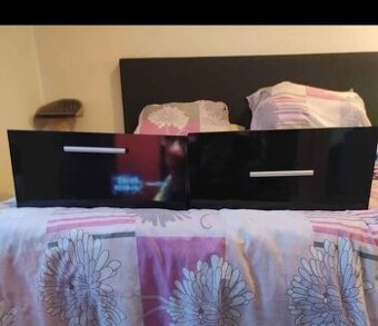 Noční stolky závěsné