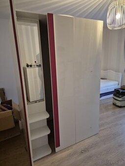 Šatní skříň rohová s boční skříňkou Yeti