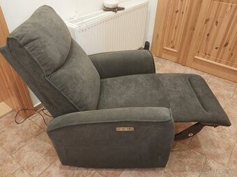 Polohovací křeslo.