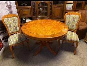 Rozkládací jídelní stůl + 2 židle – masiv, klasický styl