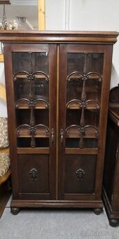 Starožitná masivní knihovna - 1