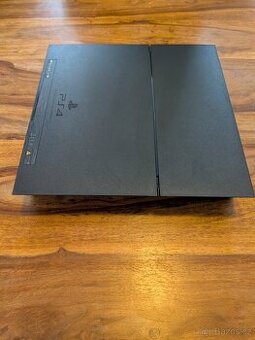 PlayStation 4 s dvěma ovladači - 1