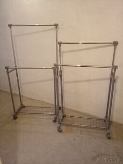 Dvou věšák pojízdný