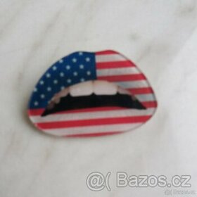 Brož "Americký polibek"