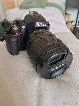 Nikon D5100, objektiv 18-105 mm, nabíječka, taška
