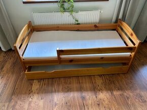 Dřevěná postel s úložným prostorem.
