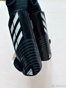 Fotbalové chrániče Adidas Predator SG MTC J černé