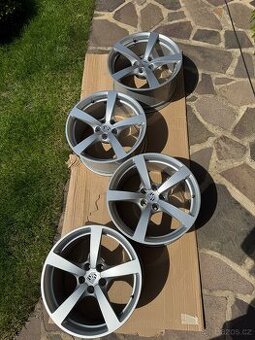 Kola Porsche Macan r18