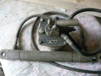 Ruční hydraulická pumpa s pístnici.