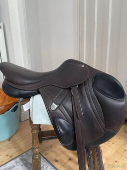 Monoflapové skokové sedlo Bates Advanta 16,5" hnědé