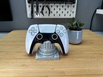 Stojánek/držák na ovladač PS5 Dualsense - antický sloup