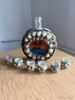 Staré broušené vazy a skleněná lahev