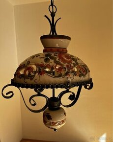 Keramické lustry s kovovou kostrou a květinovými ornamenty