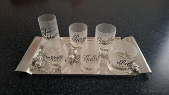 sada skleniček s motivem vězení