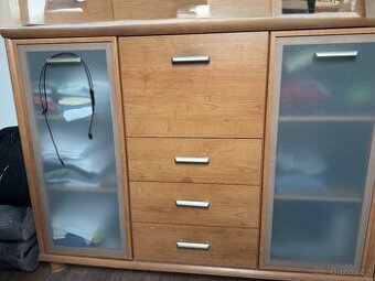 Větší komoda s úložným prostorem