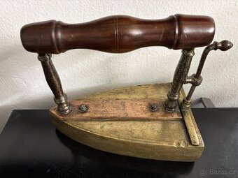 Mosazná žehlička Biedermeier