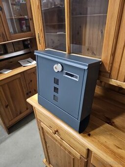 Poštovní schránka v antracitu