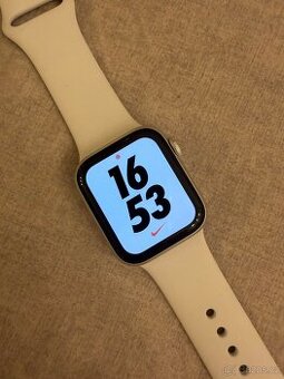 Apple Watch Series 5 Nike 40mm - TOP stav, baterie 100 %