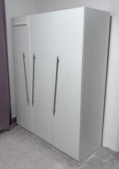 Prostorná šatní skříň IKEA – bílá, hodně úložného místa