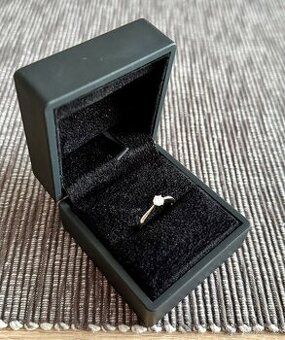 Dámský zlatý 14k prsten 585 1,57g Velikost 56-57 bílé zlato.