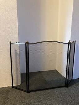 Ochranná mříž před krb