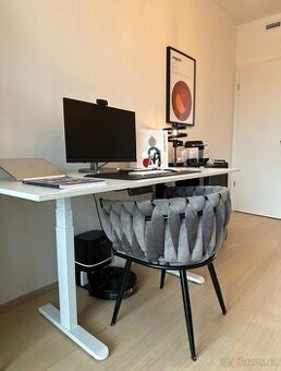 Sametové křeslo / židle s propletaným opěradlem - šedé