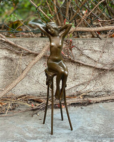 Bronzová soška figurka Nahá žena na židli Elegantni darky - 1