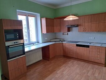 Kompletní rohová kuchyňská linka se spotřebiči – TOP stav