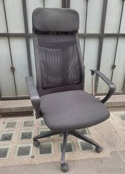 Kancelářská židle s opěrkou hlavy