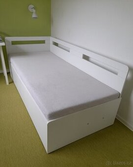 Bílá jednolůžková postel s úložným prostorem