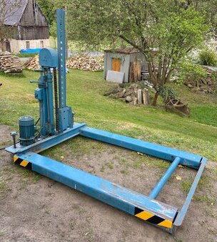 Nůžkový hydraulický zvedák