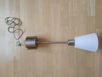 Svítidlo, lustr, lampa.