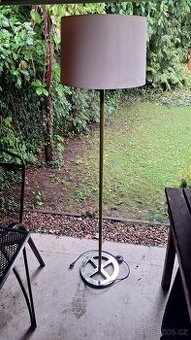 Stojací lampa