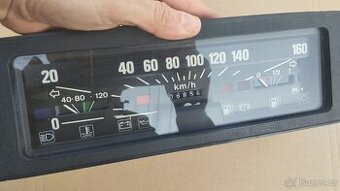 Přístrojová deska, palubní deska, tachometr na Škoda 105.