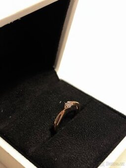 Dámský prsten z růžového zlata s briliantem