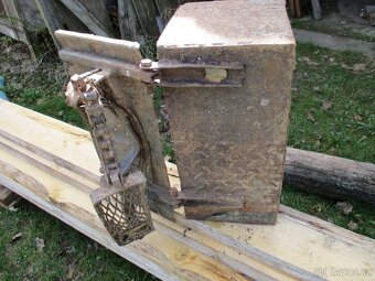 ZETOR 7011 rám dveří, kastlík na baterii, lapač jisker