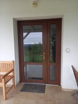 Vchodové dveře - hnědé plastové