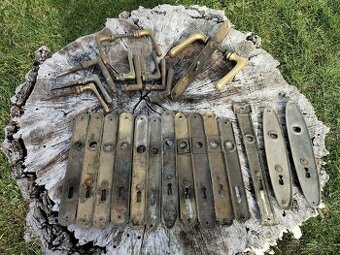 Stare mosazne kliky a stitky