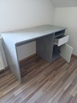 Moderní psací stůl s úložným prostorem