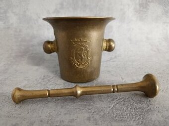 Starý malý mosazný hmoždíř se lvem a tloukem