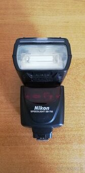 Zachovalý externý blesk Nikon SB-700 aj s príslušenstvom
