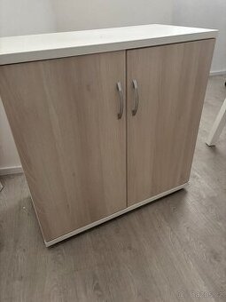 Kancelářský nábytek 4x stůl,4x kontejner,1x skříň