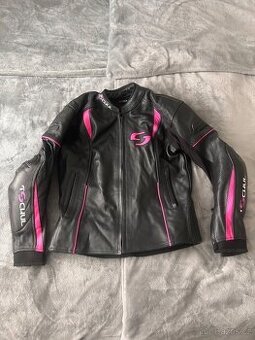 Kožená bunda na motorku a rifle s chrančemi