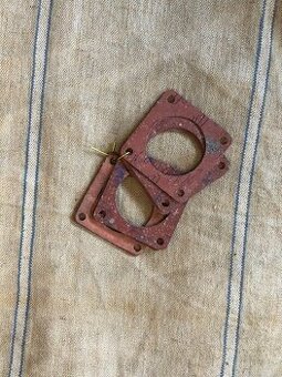 TĚSNĚNÍ POD VÍKO THERMOSTATŮ