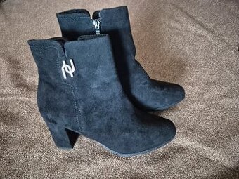 Semišové kotníkové boty na podpadku vel. 40