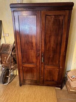 Stará křesla a nábytek