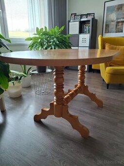 Velký jídelní stůl